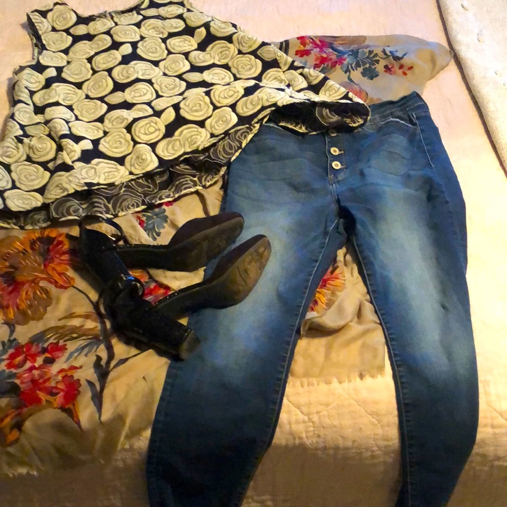 Stylish cropped distressed at ankle jeans